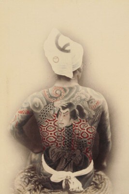 Tätowierter Mann, anonym 1880-90 Japan Albumin (handkoloriert) 32 x 24 cm