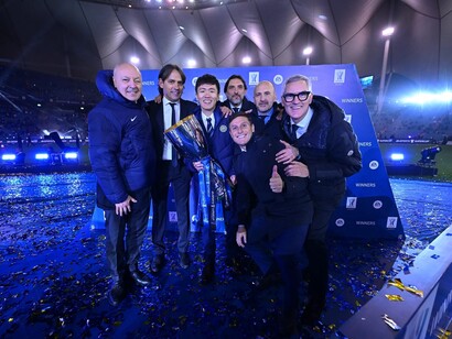Steven Zhang e la dirigenza dell'Inter. L'Inter, guidata da Simone Inzaghi e Beppe Marotta, ha superato le difficoltà per vincere lo scudetto 2024, nonostante le sfide finanziarie e societarie