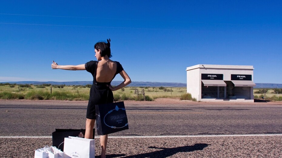 Haciendo autostop frente a la tienda de Prada en Marfa, Texas
