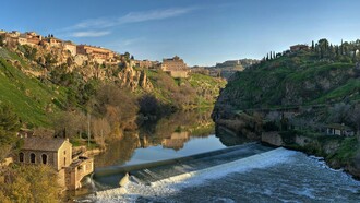 Vista panorámica del río Tajo en su paso por la ciudad de Toledo, España