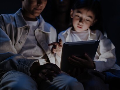 Crianças utilizam redes sociais em tablet