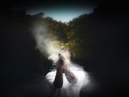 Hombre dispersa arena con sus manos en mitad de una carretera