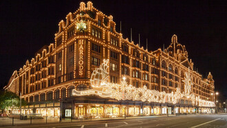 Fachada de los almacenes Harrods con la decoración de «The Fabulous World of Dior», Londres, Reino Unido