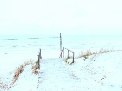 En la playa de frías aguas