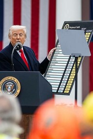 Il Presidente Donald Trump firma un ordine esecutivo sui piani tariffari dell'Amministrazione durante l'evento “Make America Wealthy Again”, mercoledì 2 aprile 2025, nel Giardino delle Rose della Casa Bianca (Foto ufficiale della Casa Bianca di Daniel Torok)