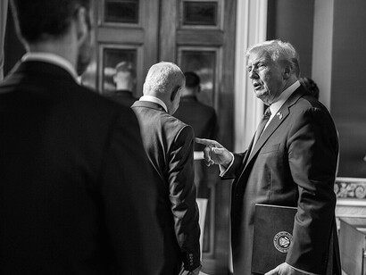 Il presidente Donald Trump parla con il primo ministro israeliano Benjamin Netanyahu nella Sala Rossa della Casa Bianca, lunedì 29 settembre 2025, prima di una conferenza stampa congiunta per annunciare il piano di pace degli Stati Uniti per Gaza. Foto ufficiale della Casa Bianca di Daniel Torok