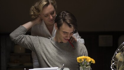 Annie Starke e Harry Lloyd são a versão jovem do casal em “The Wife”