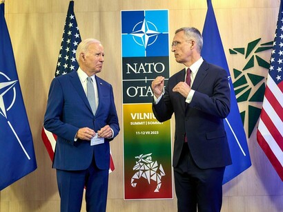 O então presidente dos EUA, Joe Biden, aperta a mão do secretário-geral da OTAN, Jens Stoltenberg em 2023. As ações da Rússia na Ucrânia confirmaram os temores de muitos de que Vladimir Putin procuraria continuar a subjugação stalinista do exterior próximo da Rússia
