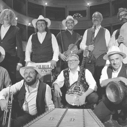 La actividad musical que ha desarrollado le ha llevado, desde 1986 hasta hoy, a haber alcanzado su vigésimo segundo álbum: "Romanò Simchà"