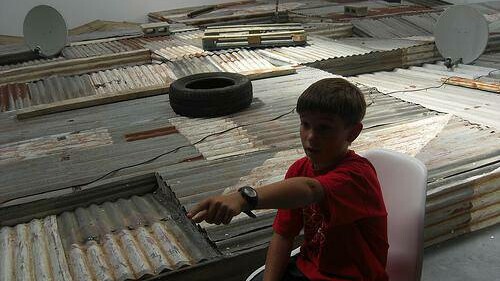 Kader Attia, exhibición, "Negro y blanco: signos de los tiempos", Centro de Arte Contemporáneo Huarte, Huarte, España