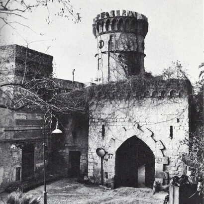 Villa Curcio, dettaglio torre con fenditura che richiama lo stile di fine Ottocento dei finti ruderi. Napoli, Italia