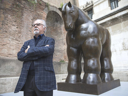 Fernando Botero junto a su escultura 'El caballo' en Barcelona, España