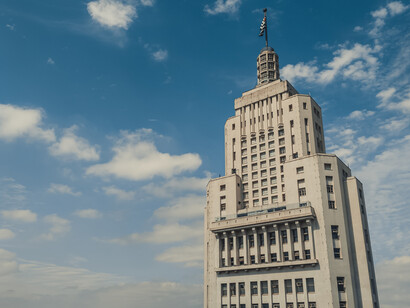 Fotografia do prédio Farol Santander localizado no centro da cidade de São Paulo, Brasil