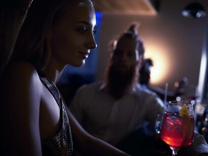 Donna davanti a uno spritz: "Domande scomode, spaventose, destabilizzanti che vengono prontamente soffocate da uno spritz, da un altro episodio, da un acquisto compulsivo"