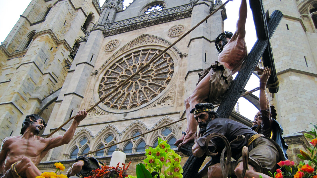 León. La Exaltación de la Cruz ante la Catedral