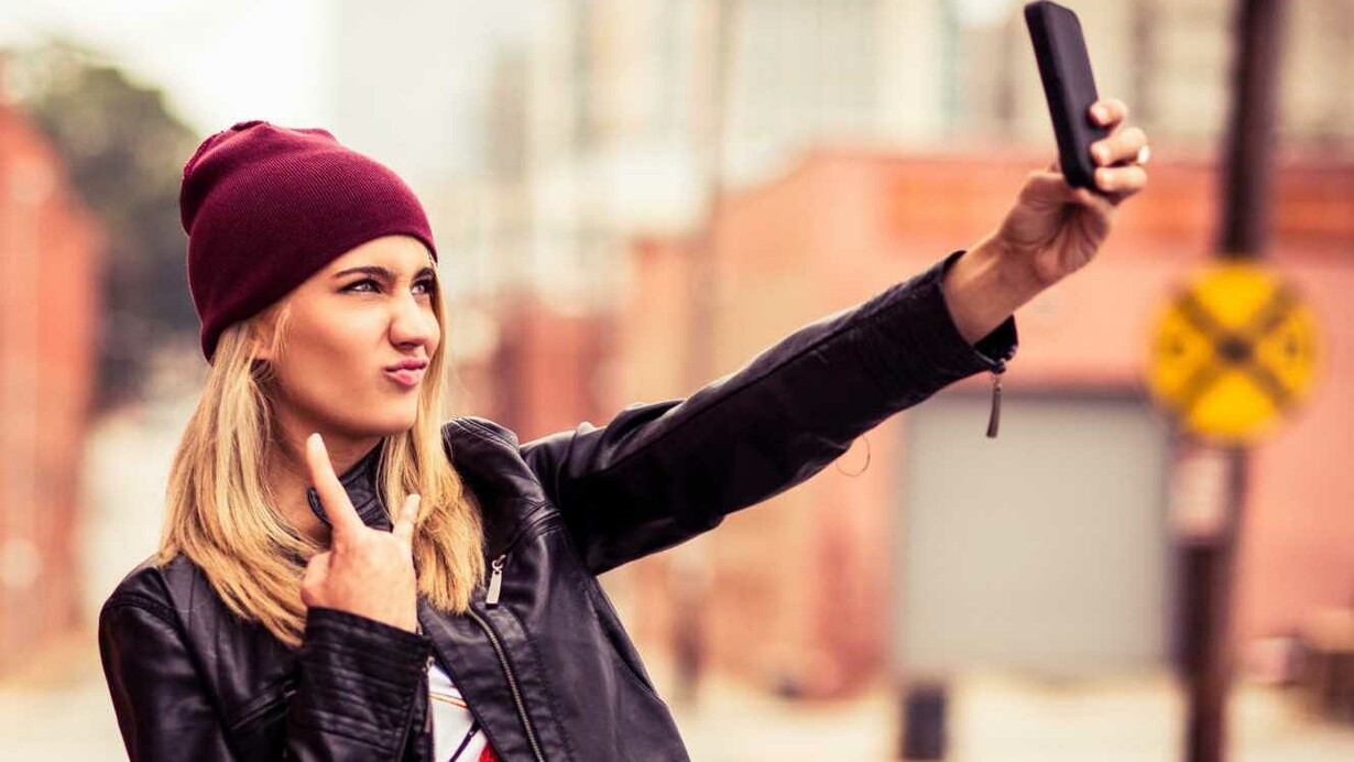 Joven haciéndose una autofoto (o un selfie)