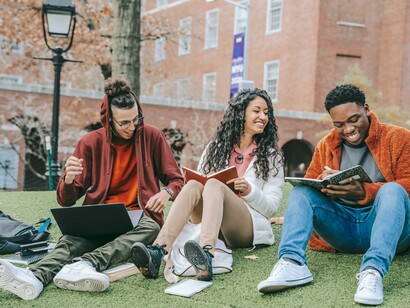 Alunos internacionais estudam juntos