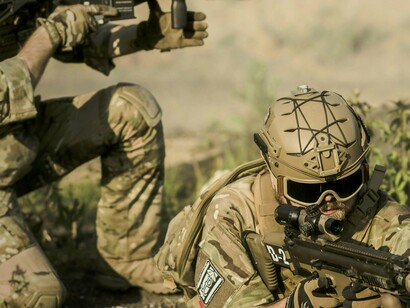 Soldados em combate. após a queda da URSS, a Ucrânia entregou as armas nucleares à Rússia segundo acordo firmado no Memorando de Budapeste (1994)  por “4 magníficos” (Ucrânia, Rússia, Reino Unido e Estados Unidos)  que se comprometiam a "respeitar a independência, a soberania e as fronteiras existentes da Ucrânia" e a "abster-se da ameaça ou do uso da força" contra o país. Um dos subscritores (Rússia) invadiu a Ucrânia sucessivamente