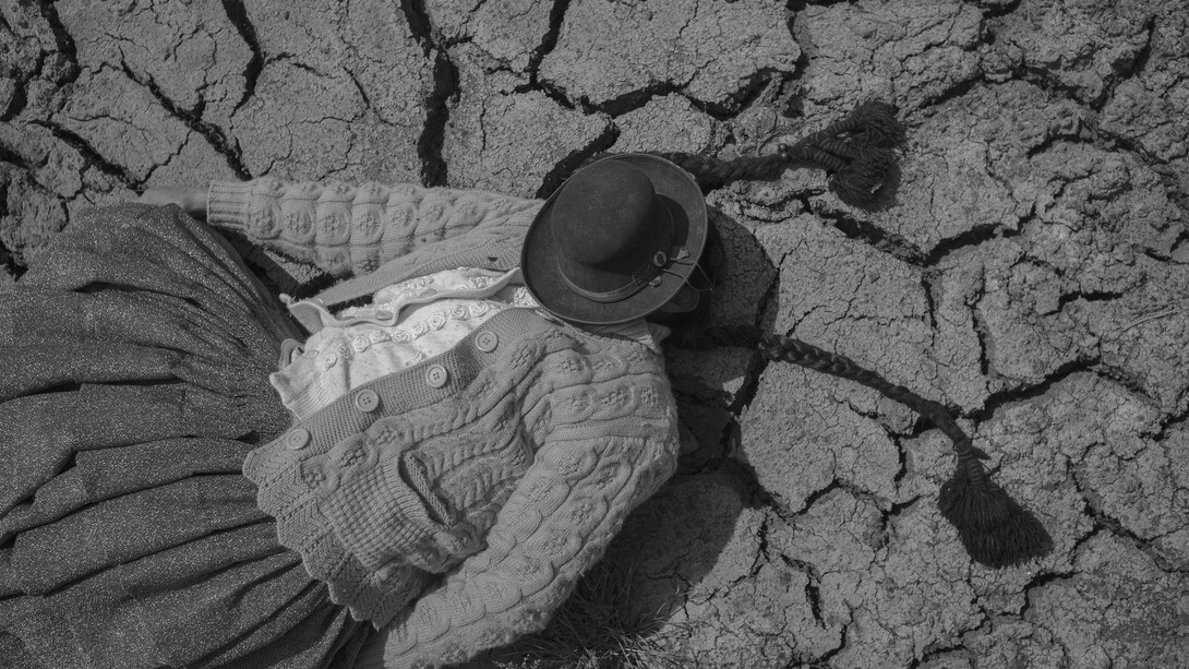 Alessandro Cinque, Antes de la llegada de la minería a Ayaviri, en el departamento de Puno, las comunidades locales vendían su queso y su leche por todo Perú. Debido a la contaminación del agua y a la sequía, la cantidad y la calidad de la leche de vaca disminuyeron, siendo cada vez más difícil vender los productos, 2021. Courtesy of Fundación Proa 