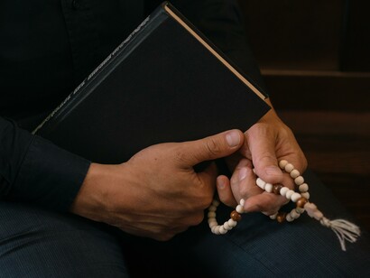 Religione e fondamentalismo. Se ogni credo religioso ha la sua particolare professione e il proprio fondamento, quello che distingue questi gruppi presi d’esempio è proprio la chiusura verso il mondo esterno, l’incomunicabilità e il distacco dal mondo circostante