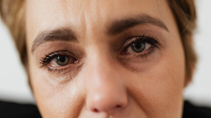 Implications processuelles. Dans des situations limites comme, par exemple, les guerres, la pandémie, la mort du père de famille ou des coupures soudaines, sont créés des murs, des protections à partir desquelles plus rien n’est perçu