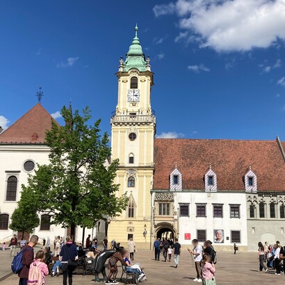 La piazza principale della città vecchia, Bratislava, Slovacchia, ph Flavius Roversi. Bratislava è la capitale della Slovacchia dal 1993