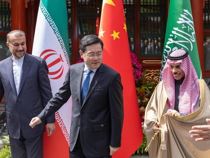 El ministro de Relaciones Exteriores de Irán, Hossein Amir-Abdollahian, el ministro de Relaciones Exteriores de Arabia Saudita, el príncipe Faisal bin Farhan Al Saud, y el ministro de Relaciones Exteriores de China, Qin Gang, caminan durante su reunión en Beijing