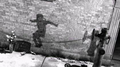 Uma silhueta humana permanece marcada sobre uma parede, como um registro silencioso da violência nuclear. As sombras deixadas pelas explosões de Hiroshima e Nagasaki transformaram a própria paisagem em testemunha dos efeitos extremos da tecnologia de destruição