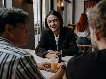 Amigos se divertem no bar. Chegando ao Leblon, Henry não encontra ninguém. Imagina que devem estar buscando um local para estacionar e para ajudar nesta espera resolve já pedir um chope. No segundo ou terceiro gole do chope, ele é surpreendido por sua prima falando apressadamente e perguntando de forma agitada a razão dele tê-la abandonada no Pepê. Henry responde que não a abandonou, que ela estava com seus melhores amigos