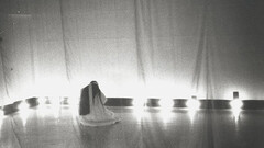 Theresa Hak Kyung Cha, fotografía de la performance "A BLE W AIL", 1975, Berkeley Art Museum and Pacific Film Archive