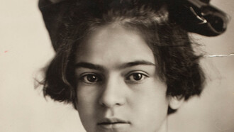 Descubra os detalhes fascinantes da vida de Frida Kahlo, desde sua infância em Coyoacán até o acidente que marcou sua trajetória como artista. Conheça suas influências familiares e como superou desafios para se tornar uma figura icônica da arte mexicana