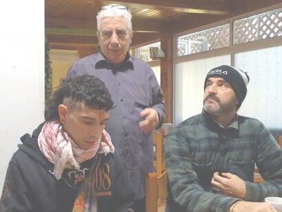 Mahajama (Mario) con unos monjes