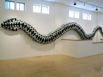 Snake Bag (Borsa serpente), 2008, 360 zaini, cm 40 x 70 x 1700. Courtesy of Ai Weiwei Studio
