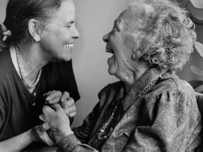 Una chica habla con su abuela con alzhéimer