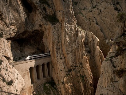 El tren pasa junto al Caminito del Rey
