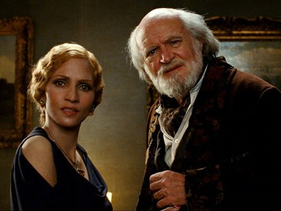 Halle Berry y Jim Broadbent en "El atlas de las nubes"