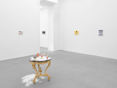 Karen Kilimnik, ausstellungsansicht. Mit freundlicher genehmigung der Galerie Eva Presenhuber
