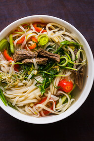 El phở es un plato tradicional vietnamita basado en lo que se denomina genéricamente una sopa de fideos