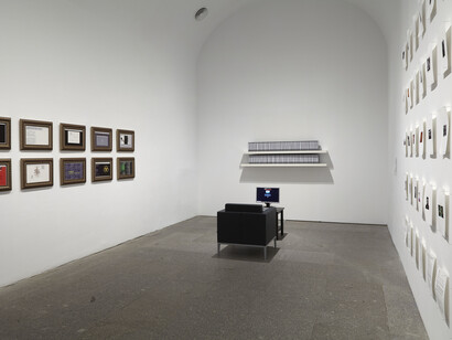 Vista de sala de la exposición Sistema Operativo, de Daniel G. Andújar, con la obra Las colecciones.