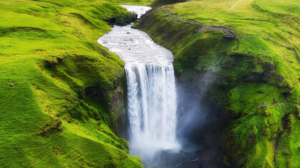 Vista aérea de una cascada: llovieron sobre mí, pensamientos, sensaciones, galaxias, recuerdos, explicaciones, cuentos, sueños, risas y llantos