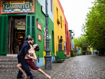 En su fragilidad conservan una forma de verdad: recuerdan que una ciudad no es un conjunto de volúmenes, sino un pacto entre cuerpos y territorio. La Boca, Buenos Aires, Argentina