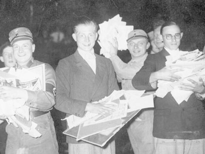 Civili e soldati nazisti si preparano al rogo dei libri nel 1933, Germania