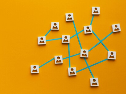 Concetto di rete, complessità e interdipendenza: "Nel sistema si annida quindi l’idea del porre insieme, di unire i puntini, di percepire che ogni elemento è interdipendente con gli altri elementi"