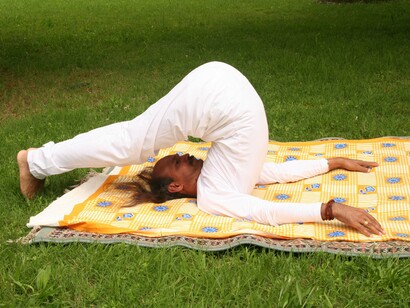 Una posizione yoga del maestro Jamuna Mishra