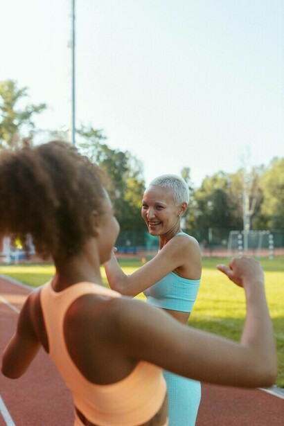 Dos mujeres haciendo ejercicio juntas