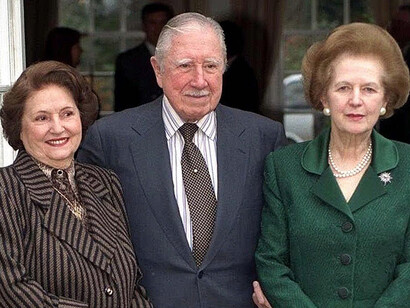 El ex dictador Augusto Pinochet y su esposa durante la visita de Margaret Thatcher en 2000