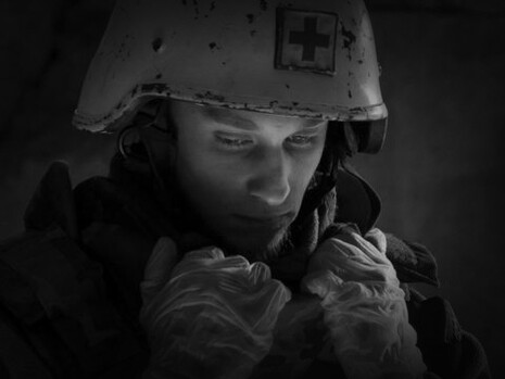 Un médico de combate ucraniano