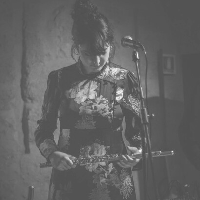 Mariasole De Pascali, autrice del disco "Fera". Ero attratta dai flauti in legno delle tradizioni popolari europee ed orientali, molto differenti dal mio; mi appassionavano i concerti della prima metà del ’900 e il repertorio barocco per flauto solo
