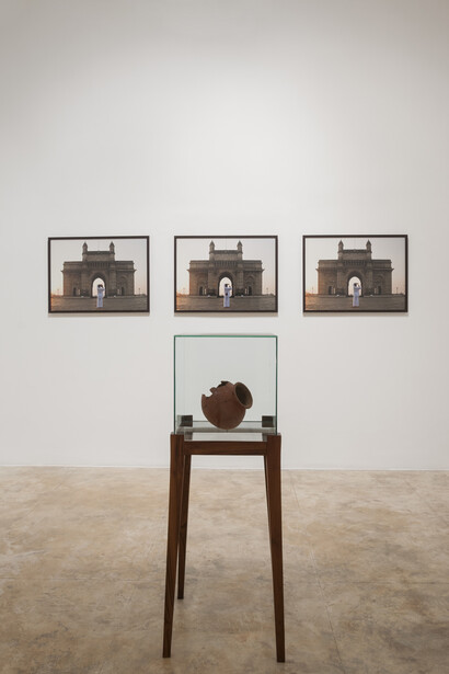 Sudarshan Shetty, Untitled, 2015, three photo frames, reconstructed terracotta pot inside a
vitrine in glass and wood. Photos : 91 x 61 cm / 36 x 24 in. each, Vitrine : 111 x 33 x 33 cm / 44 x 13 x 13 in., Courtesy of the artist, Galerie Daniel Templon Brussels and Paris