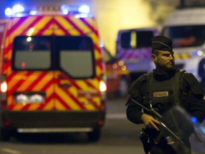 Outro agente da polícia francesa, assistindo depois do crime